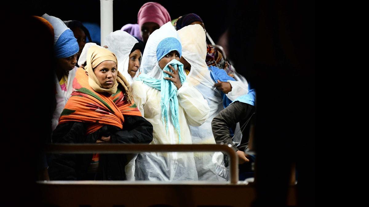 
Un grupo de mujeres migrantes africanas desenbarca del buque Phoenix en el puerto de Augusta, en la costa oriental de Sicilia, Italia.
