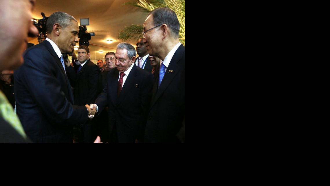 
Fotografía cedida por Presidencia de Panamá del presidente de EEUU, Barack Obama (i) saludando su homólogo cubano, Raúl Castro (d) mientras se saludan durante un encuentro informal en la ceremonia inaugural de la VII Cumbre de las Américas que se realiza en Ciudad de Panamá (Panamá). Obama y Castro mantendrán este sábado, en el marco de la cumbre, un encuentro histórico que será el primero entre los presidentes de ambos países en más de medio siglo.
