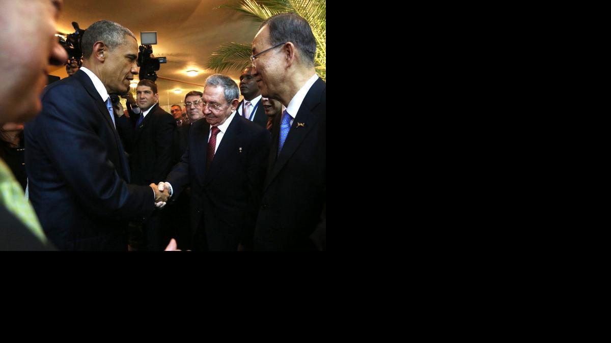 
Fotografía cedida por Presidencia de Panamá del presidente de EEUU, Barack Obama (i) saludando su homólogo cubano, Raúl Castro (d) mientras se saludan durante un encuentro informal en la ceremonia inaugural de la VII Cumbre de las Américas que se realiza en Ciudad de Panamá (Panamá). Obama y Castro mantendrán este sábado, en el marco de la cumbre, un encuentro histórico que será el primero entre los presidentes de ambos países en más de medio siglo.
