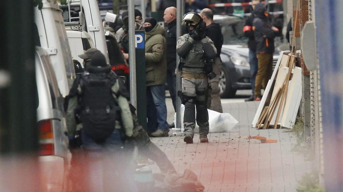 Agentes de policía antidisturbios permanecen en guardia en el distrito de Molenbeek en Bruselas (Bélgica), hoy, 16 de noviembre de 2015.
