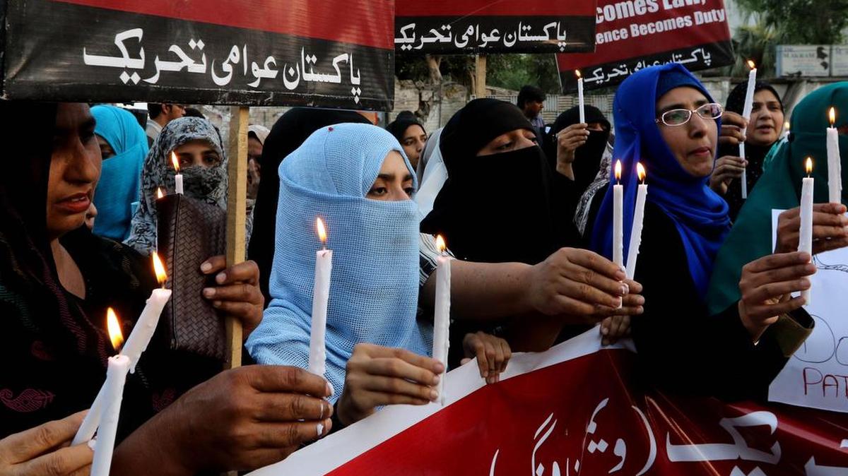 Personas lamentan, el martes, las víctimas mortales del ataque suicida del pasado domingo en un parque de Lahore, Pakistán. El ataque dejó al menos 73 muertos y más de 350 heridos.
