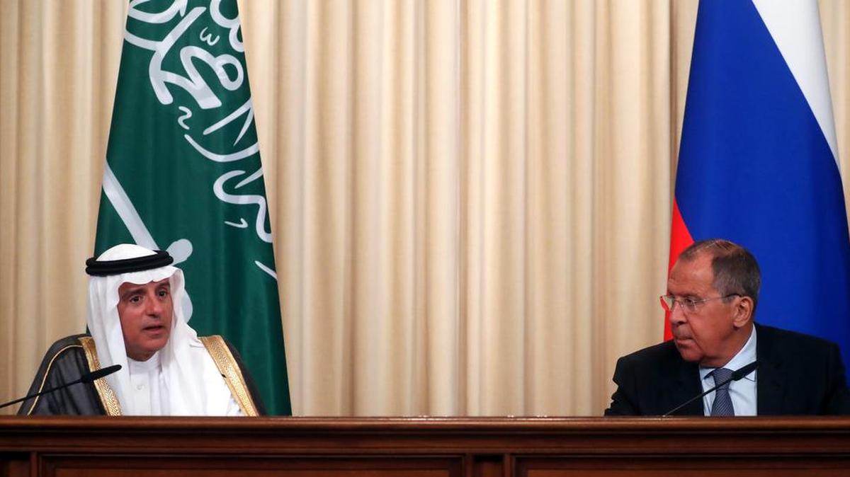 El ministro de Exteriores saudíta, Adel al Jubeir (i), y su homólogo ruso, Sergei Lavrov (d), ofrecen una rueda de prensa conjunta tras su reunión en Moscú (Rusia), el 29 de agosto de 2018.