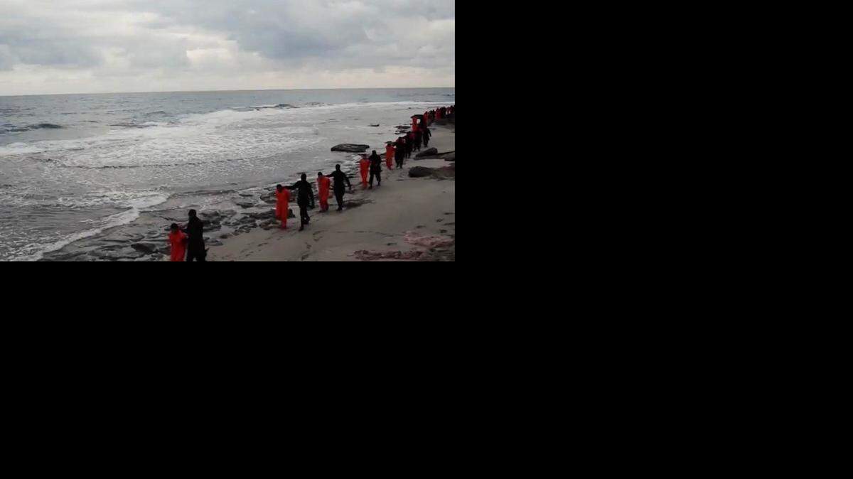 
Durante mas de cinco minutos de video, con la habitual calidad de imagen y sonido con la que ese grupo graba sus crímenes, una veintena de extremistas enmascarados y con ropa negra, desfilan con cada uno de los civiles egipcios, vestidos con el uniforme naranja de próximos decapitados por los yihadistas.
