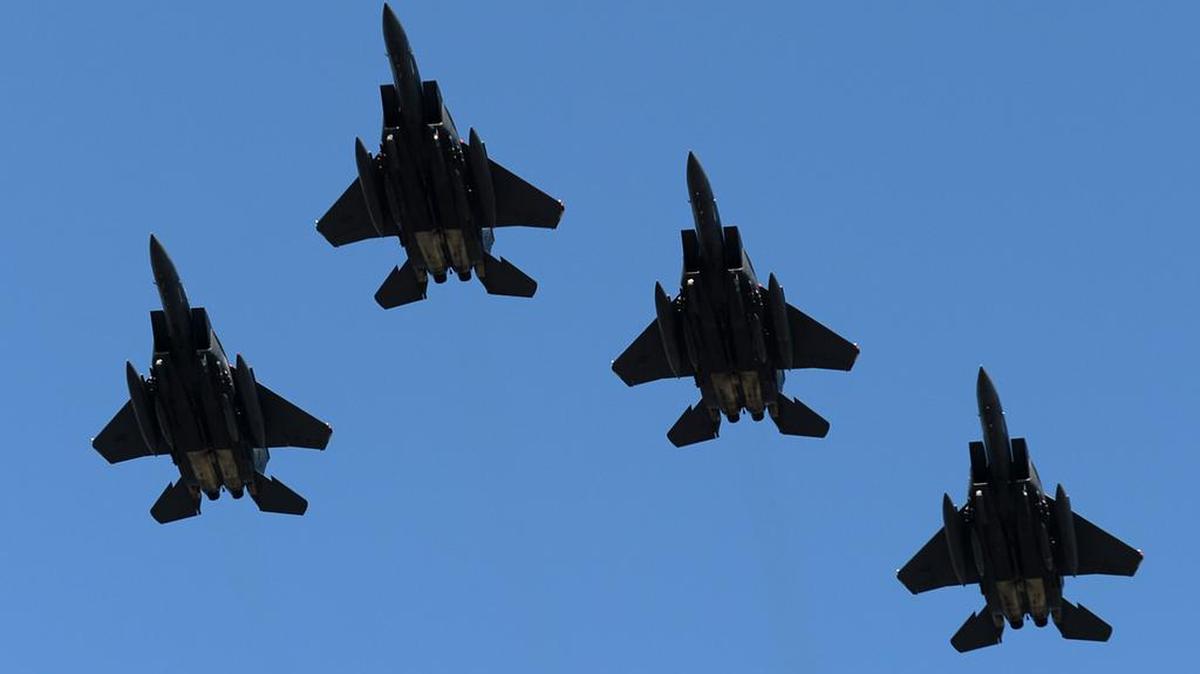 Foto de archivo. Cuatro aviones de combate F-15 sobrevuelan Charlotte Motor Speedway el domingo, 28 de mayo de 2017.