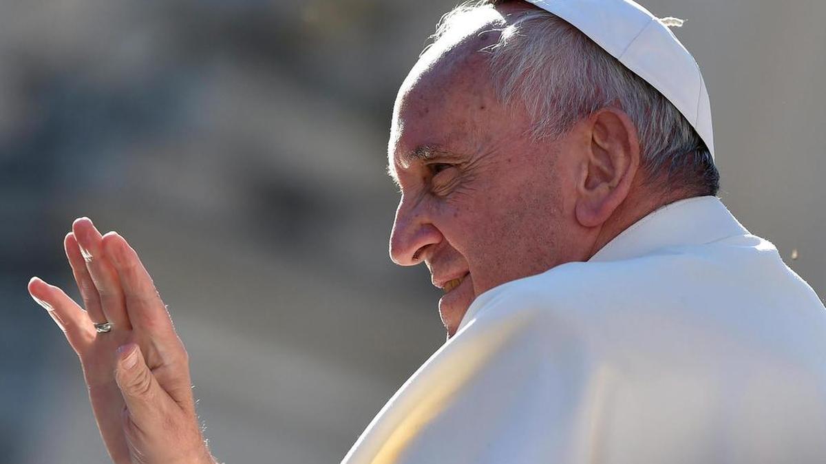 El papa Francisco saluda a los feligreses al finalizar su audiencia general de los miércoles en la Plaza de San Pedro del Vaticano, hoy, 2 de diciembre de 2015.