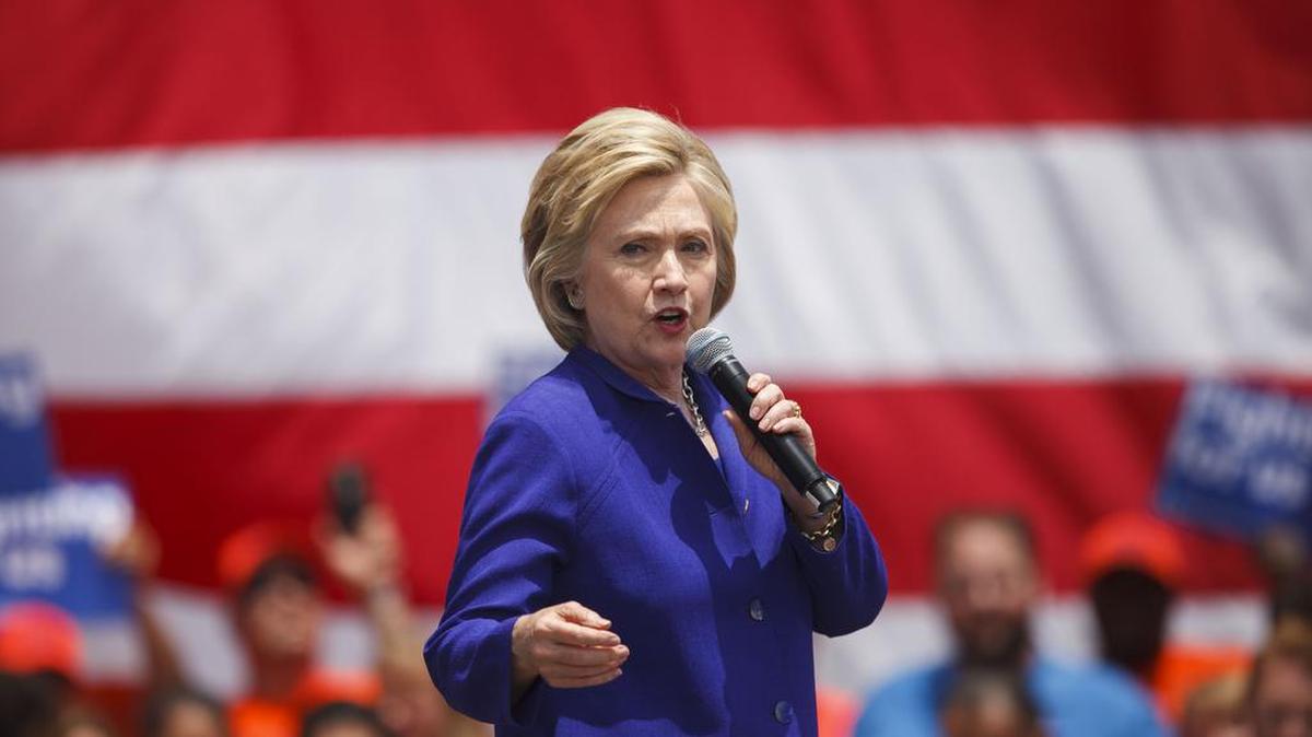 Hillary Clinton, la aspirante a la candidatura presidencial demócrata, habla en un evento de campaña en Plaza Mexico en Lynwood, California, el lunes.