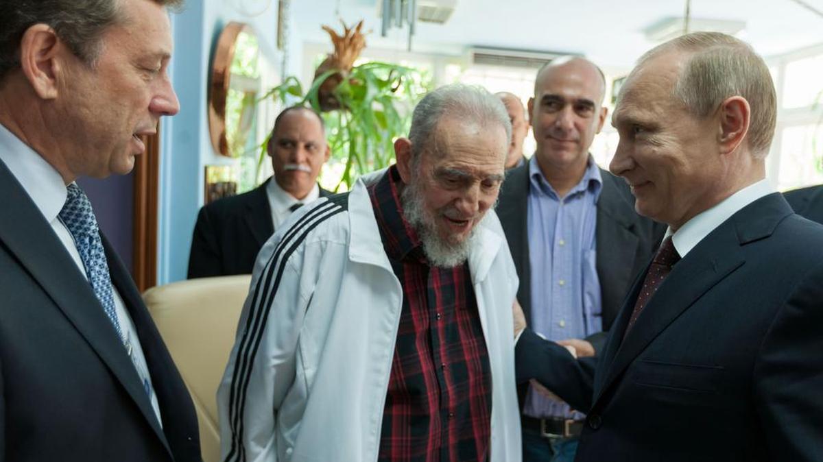 Fidel Castro y el presidente de Rusia, Vladimir Putin, conversan en La Habana en julio del 2014. Putin envió un telegrama a Raúl Castro tras la noticia de la muerte de Fidel.