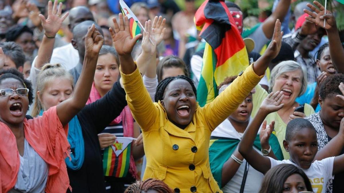 Miles de personas asisten el domingo en Harare a una protesta pacífica tras la destitución de Mugabe como líder del partido ZANU PF.