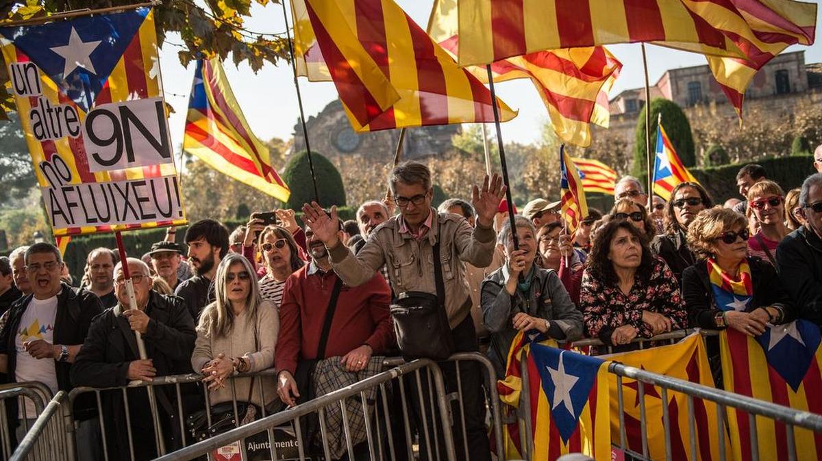 Decenas de partidarios de la iniciativa independentista se concentran este lunes ante el Parlament de Cataluña, a la espera de la votación de la resolución que pretende ser el inicio del proceso hacia la independencia de Cataluña.