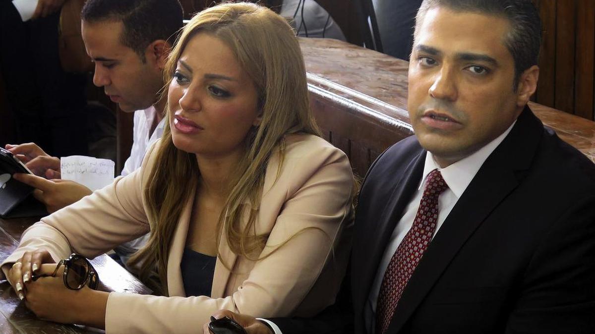 
Un tribunal egipcio condenó este sábado a tres años de cárcel a tres periodistas de la cadena catarí Al-Jazeera. En la foto, Mohamed Fahmy, acompañado por su esposa (izq.), durante la sesión del juicio.
