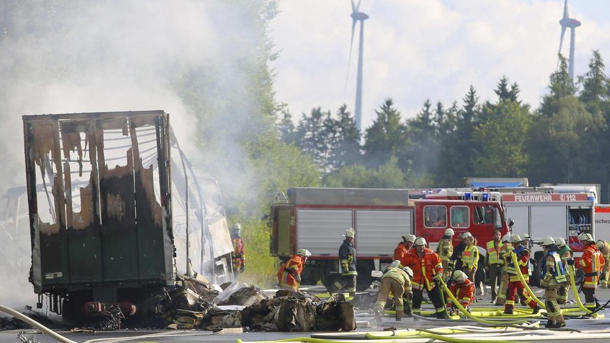 Bomberos trabajan junto a los restos calcinados de un autobús en la carretera A9 en la zona de Núremberg cercana a Münchberg (Alemania), el 3 de julio de 2017.