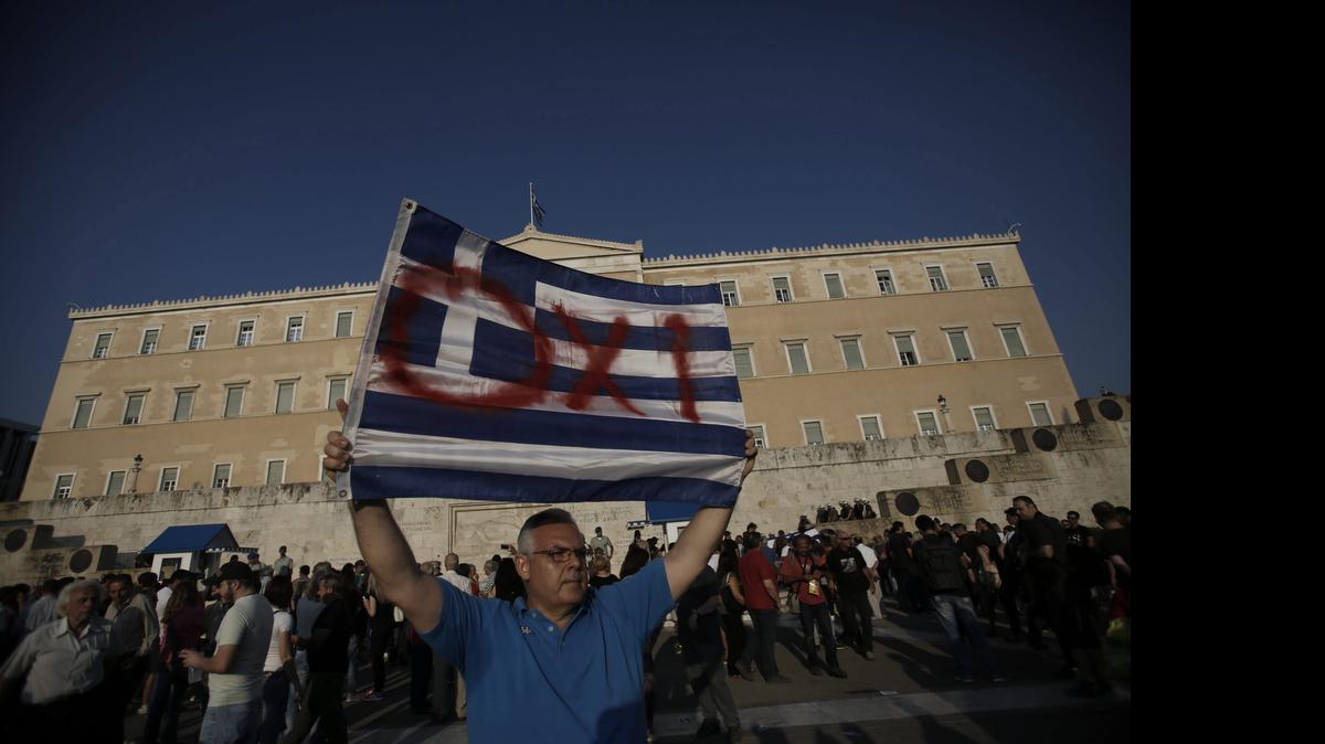 

Cientos de personas a favor del “no” en el referéndum se manifiestan frente al edificio del Parlamento en la plaza Syntagma de Atenas, Grecia, este lunes 29 de junio.


