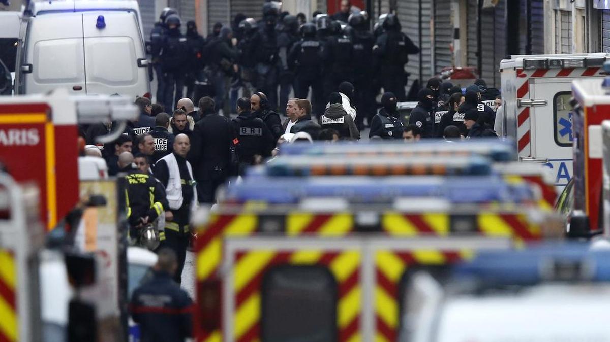 Soldados y policías participan en una operación en Saint Denis cerca de París (Francia) hoy, 18 de noviembre de 2015.