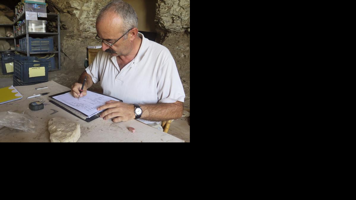 <cutline_leadin>El epigrafista</cutline_leadin> del Proyecto del Templo de Tutmosis III, Javier Martínez, profesor de lengua egipcia e historia del Antiguo Egipto en el Museo Egipcio de Barcelona, se dedica a documentar todo el proyecto.<252><252>