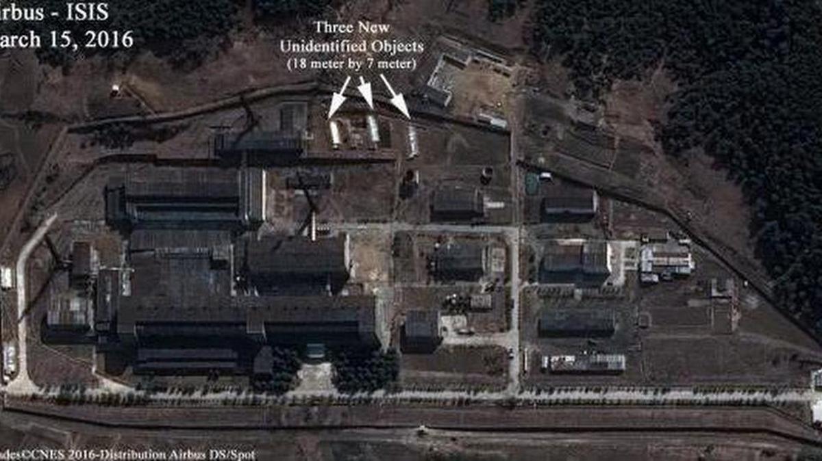Imagen de satélite facilitada el jueves por el Instituto de EEUU para la Ciencia y la Seguridad Internacional que muestra tres nuevos objetos no identificados, en Norcorea.