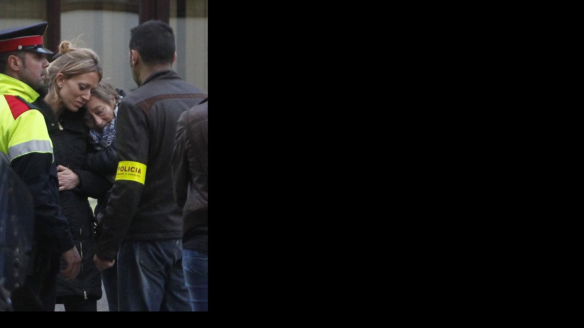 
Familiares y amigos de las víctimas del accidente de avión que viajaba de Barcelona a Dusserlorf(Alemanía), con 144 pasajeros, entre ellos 45 españoles, y 6 tripulantes, se consuelan entre ellos antes de trasladarse al lugar del siniestro en los Alpes franceses.


