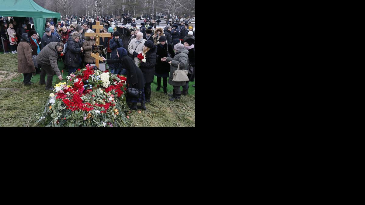 
Una multitud deposita flores sobre la tumba del fallecido opositor ruso Boris Nemstov tras su entierro en Moscú, Rusia, el martes.


