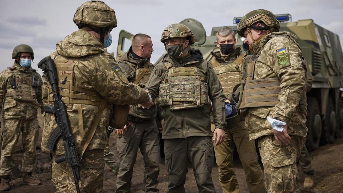 El presidente ucraniano Vladimir Zelensky, le da la mano a un soldado mientras visita la región de Donetsk, en el este de Ucrania, afectada por la guerra, el jueves 8 de abril de 202