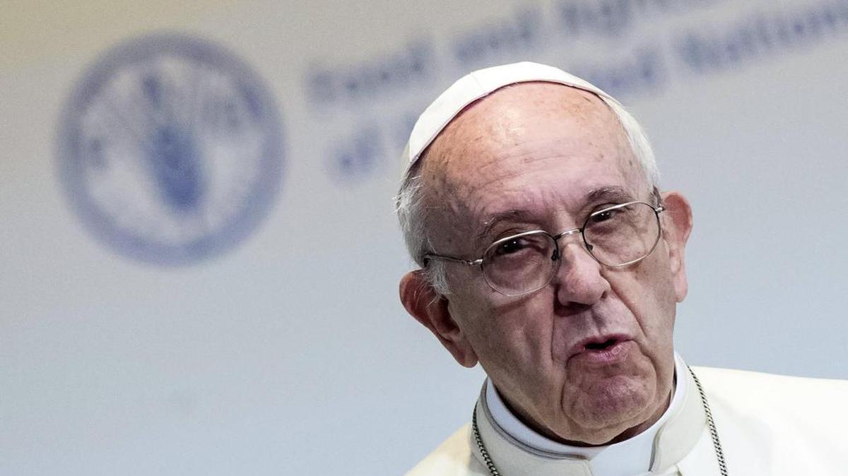 El papa Francisco pronuncia un discurso durante su visita por el Día Internacional de la Alimentación en la sede de la Organización de la ONU para la Alimentación y la Agricultura (FAO), en Roma (Italia), el 16 de octubre de 2017.