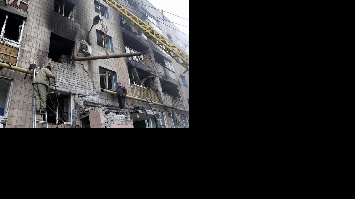 
Trabajadores participan en las labores de reconstrucción de un edificio destrozado tras los bombardeos de la pasada noche en Donetsk, Ucrania, este viernes. 
