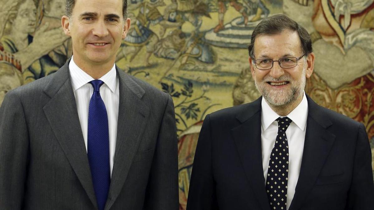 El Rey Felipe VI recibe al presidente del Gobierno en funciones y líder del PP, Mariano Rajoy, durante la ronda de consultas para proponer un candidato a la Presidencia del Gobierno, el viernes en Madrid.
