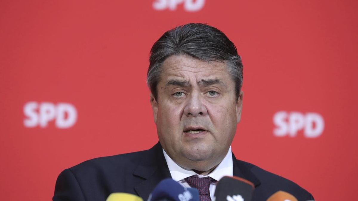 El vicecanciller y ministro de Economía alemán, Sigmar Gabriel, comparece en una rueda de prensa en Berlín (Alemania) hoy, 14 de noviembre de 2016.