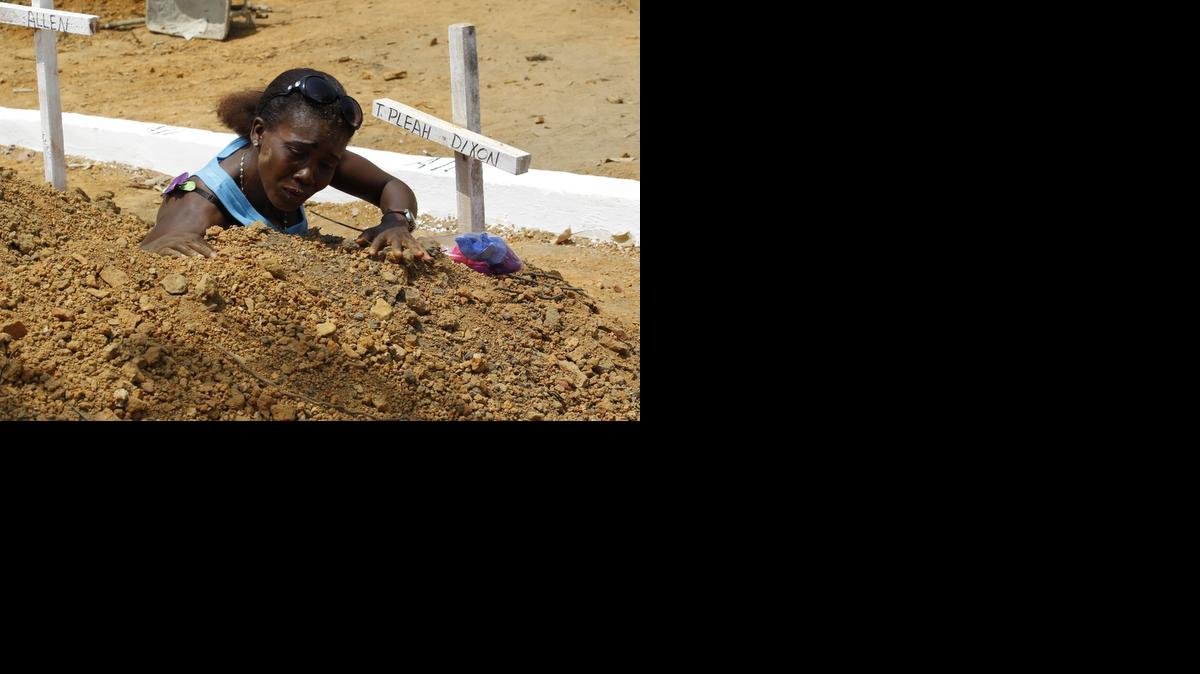 
Una mujer llora en la tumba de su hermano, fallecido por el ébola en el cementerio de Disco en Margibi Liberia este 11 de marzo de 2015 durante el día nacional de recuerdo a las víctimas del ébola.
