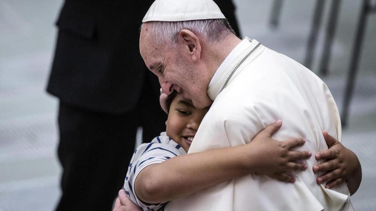 El papa Francisco abraza a un joven participante en su audiencia general semanal en el Aula Pablo VI, en Ciudad del Vaticano, el 3 de agosto de 2016.