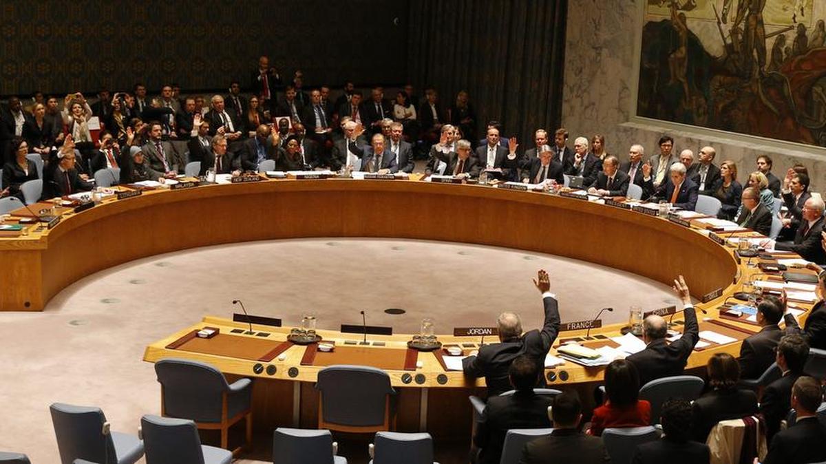 El secretario de Estado estadounidense, John Kerry, lidera una reunión del Consejo de Seguridad para una votación de una resolución sobre Siria en el Consejo de Seguridad de las Naciones Unidas en la sede de la ONU en Nueva York, Nueva York, EEUU, el 18 de diciembre de 2015. Las principales potencias mundiales se están convocando hoy en las Naciones Unidas con la esperanza de establecer una hoja de ruta para la paz en la región (Siria, Estados Unidos).