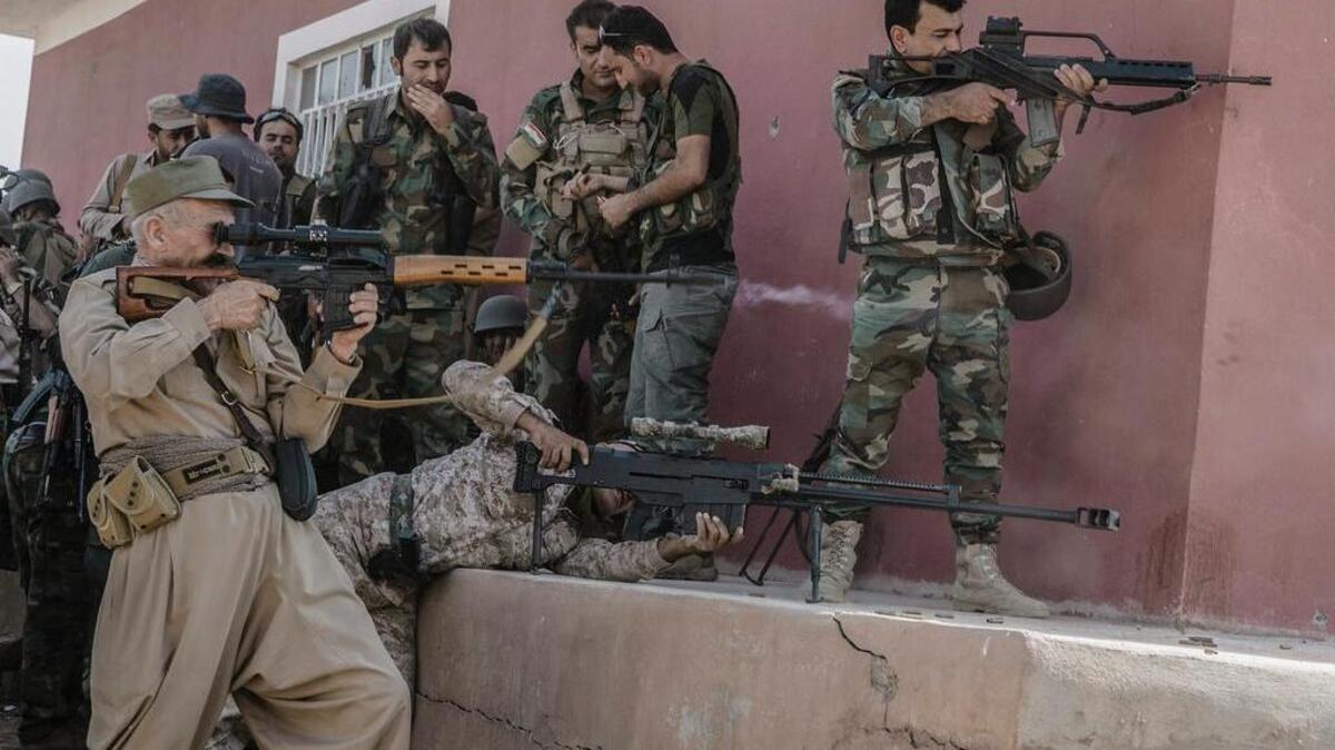 Fuerzas kurdas “peshmergas” disparan durante una operación militar para liberar a varios pueblos bajo el control del Estado Islámico en Mosul.