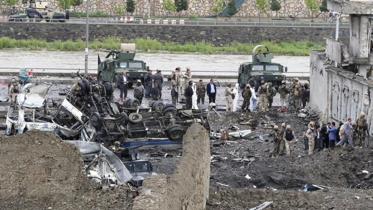 Oficiales de seguridad inspeccionan el lugar donde se ha producido un atentado cerca del Ministerio de Defensa en Kabul (Afganistán) hoy, 19 de abril de 2016.