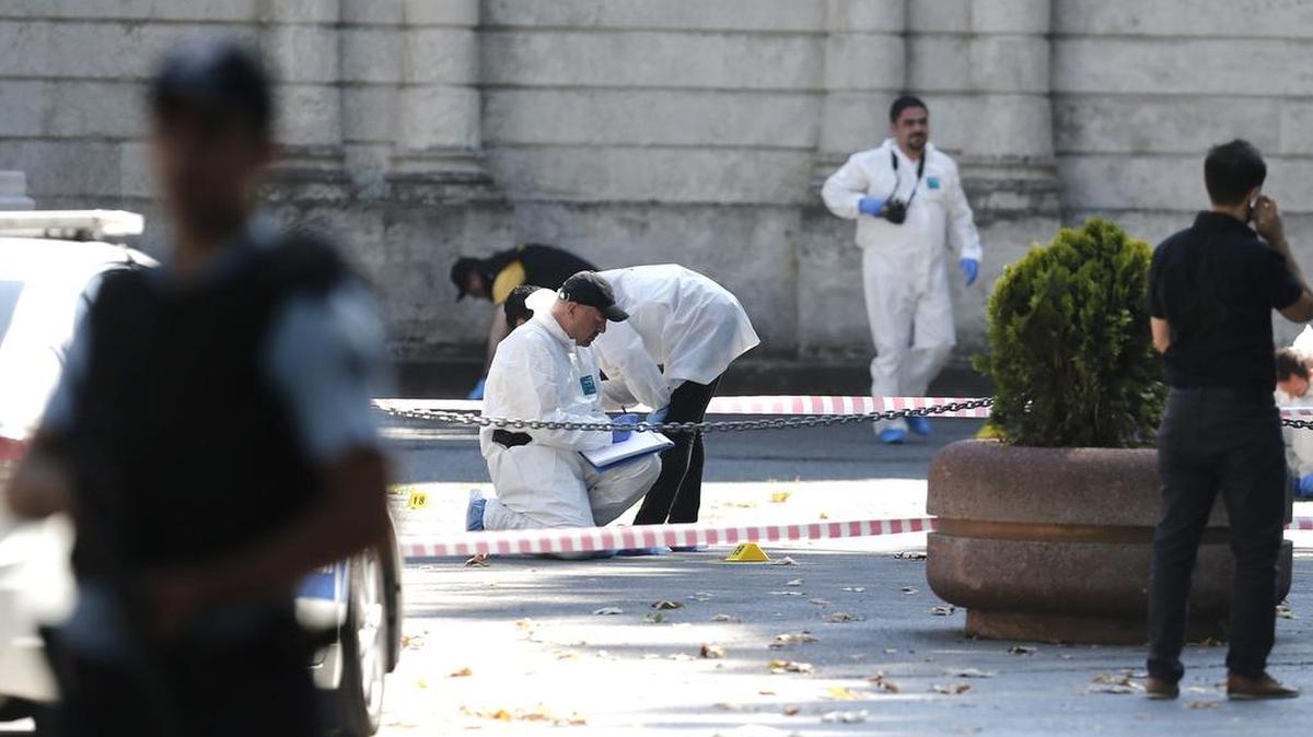 
Policías forenses recogen el miércoles pruebas en los alrededores del Palacio de Dolmabahçe en Estambul. Dos hombres armados con rifles de largo alcance dispararon a los guardias.
