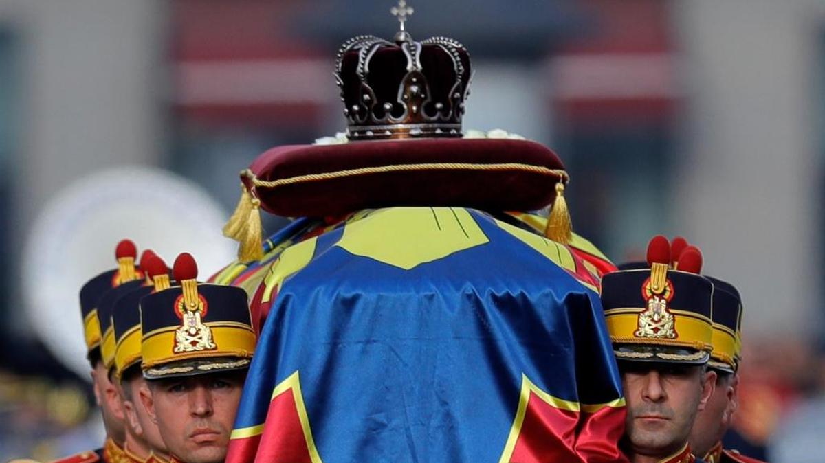 Soldados de una guardia de honor cargan el féretro del rey Miguel I de Rumania durante sus servicios fúnebres en Bucarest.