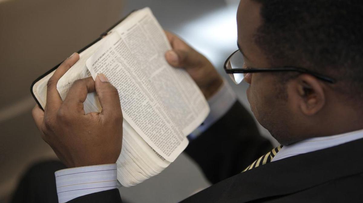 Earl Beaver lee la Biblia durante la congregación de los Testigos de Jehová el domingo 5 de abril de 2009 por la mañana en los Salones del Reino Testigos de Jehová en Miami Beach