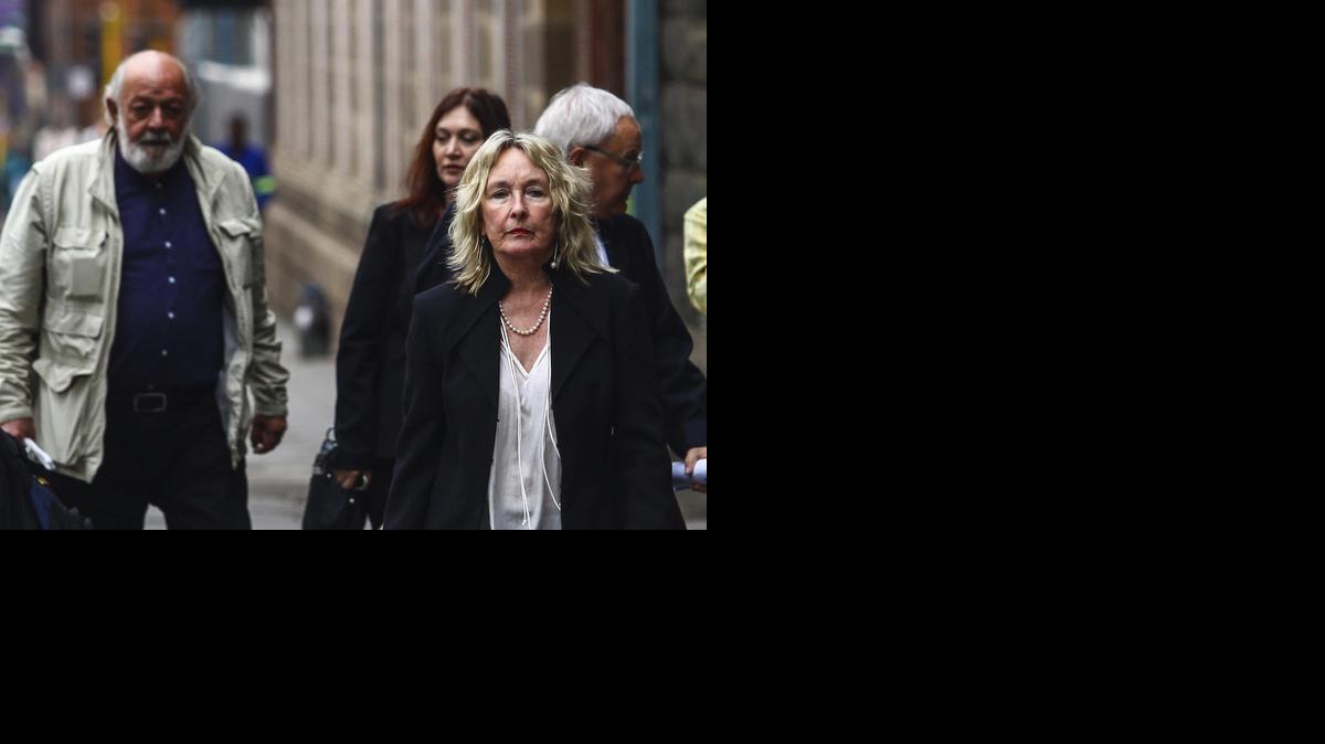 
 Los padres de la modelo Reeva Steenkamp, Barry (i) y June Steenkamp (d), se dirigen al Tribunal Superior de Pretoria (Sudáfrica), el miércoles 15 de octubre de 2014.  EFE/Kevin Sutherland
