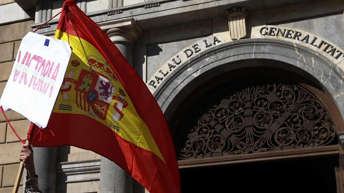 Ambiente ante el Palau de la Generalitat, en el primer día laborable tras la puesta en marcha del artículo 155 de la Constitución para hacer frente al desafío secesionista en Cataluña.