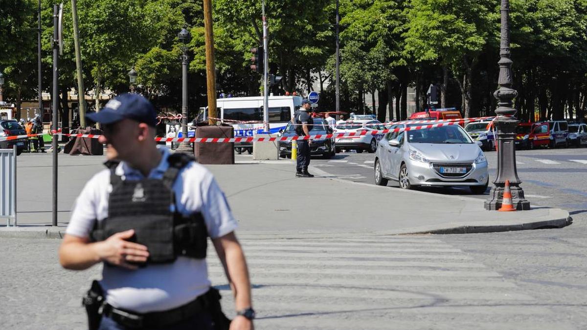 Un hombre armado embistió con su vehículo un furgón de la policía en la turística avenida de los Campos Elíseos de París el lunes por la tarde.