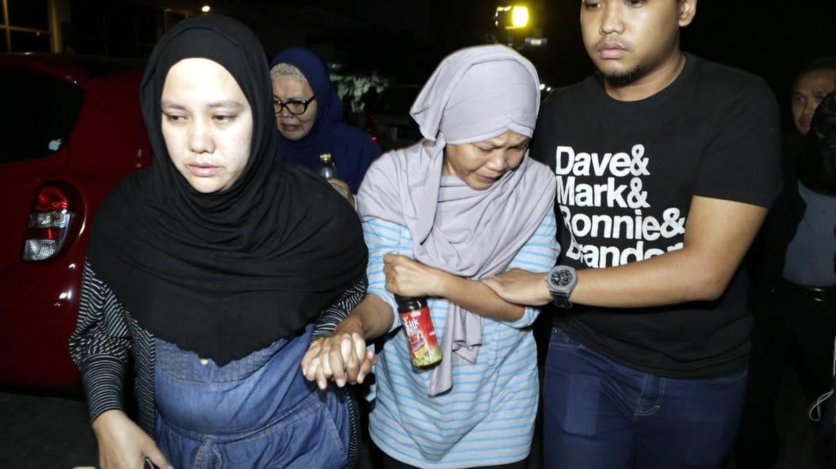 
La madre de uno de los pasajeros que viajaba en el vuelo desaparecido de Trigana Air camina el domingo por el aeropuerto Jakarta.
