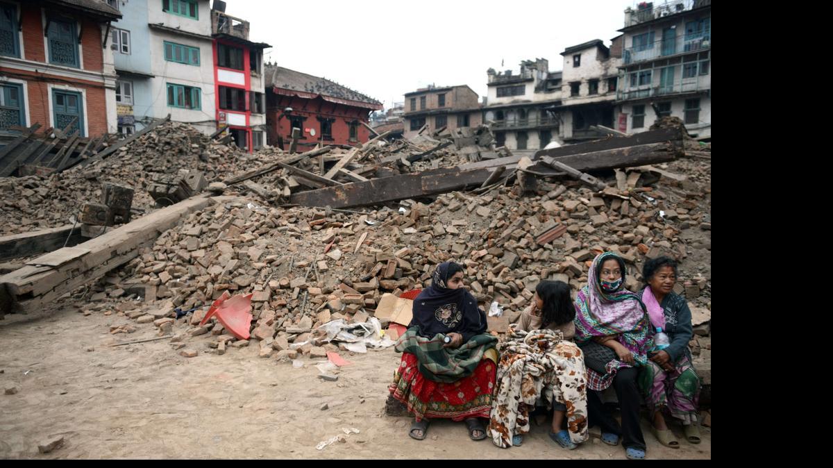 
Se espera que el balance de víctimas siga creciendo, pues aún hay muchas zonas aisladas por el terremoto, el peor que ha golpeado Nepal en los últimos 80 años.


