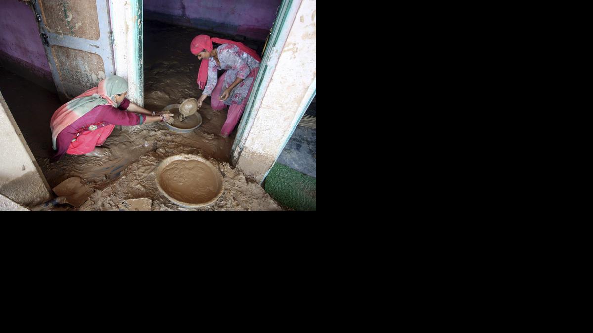 
Unas mujeres retiran lodo de su casa tras las inundaciones en Bajalta, a 25 kilómetros de Jammu, la capital de verano de la zona de Cachemira administrada por la India, este martes.


