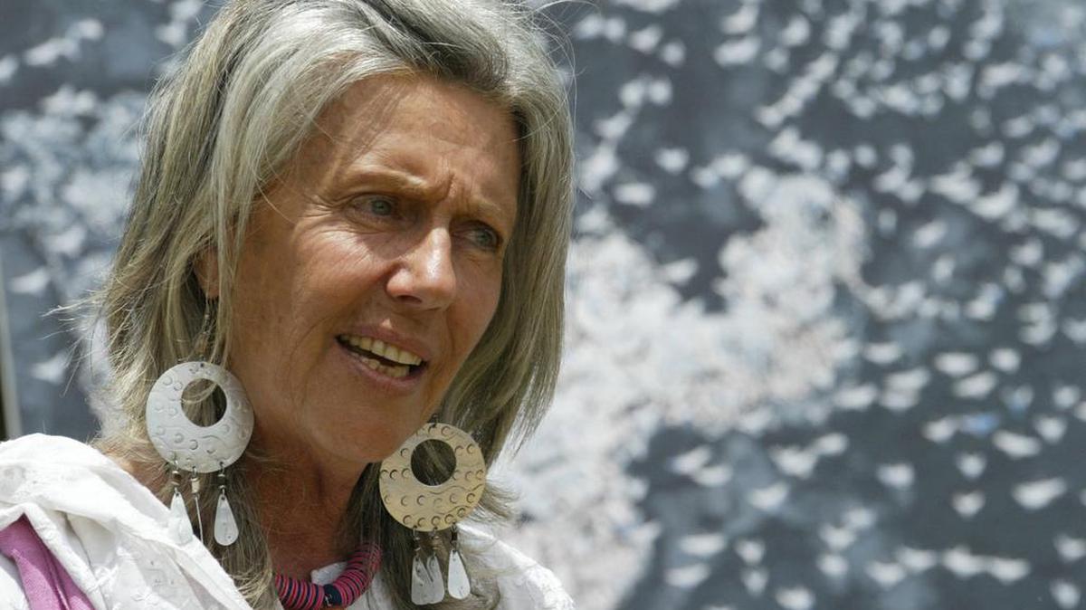Foto de archivo tomada el 9 de abril de 2006 muestra la conservacionista de renombre Kuki Gallmann hablando durante el lanzamiento del Día Mundial de las aves migratorias, en Laikipia.