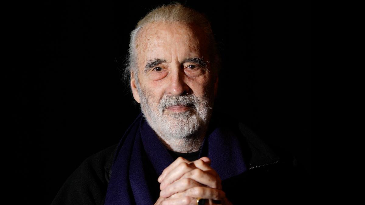 
El mundo del cine rindió el jueves tributo al actor británico Christopher Lee, fallecido en Londres a los 93 años, a quien el director Tim Burton calificó como el “último de su especie”.
