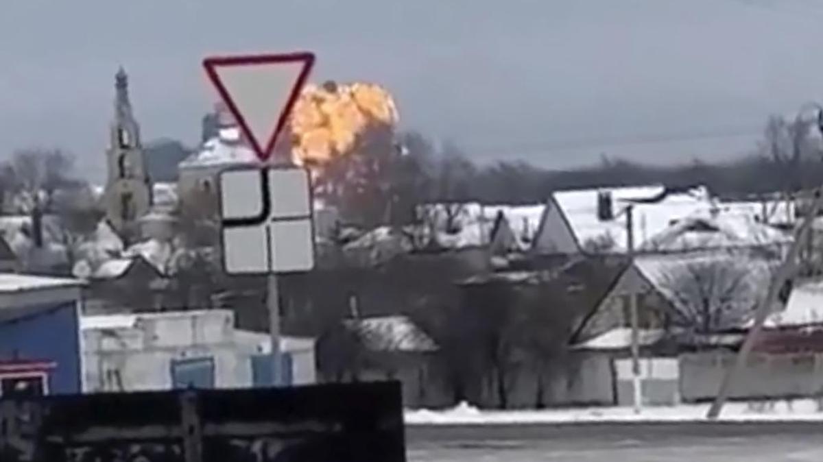 En esta foto tomada de un video verificado UGC se ven llamas que se alzan de la escena de un avión de guerra caído en una zona residencial cerca de Yablonovo, regiòn de Belgorod, el miércoles 24 de enero de 2024. El ministerio de Defensa ruso el miércoles acusó a las fuerzas ucranianas de derribar un avión militar de transporte, hecho en que murieron las 75 personas a bordo, entre ellas 65 presos de guerra ucraniano que iban a ser canjeados.