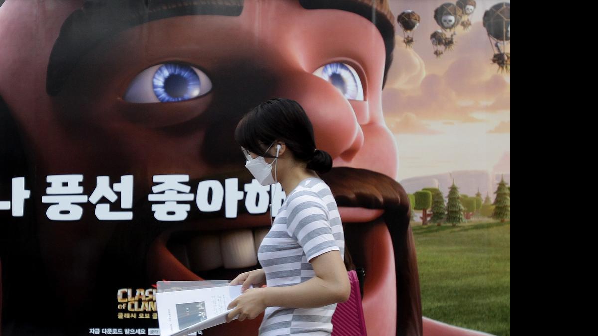 
Frente a la epidemia mortal del coronavirus MERS en Corea del Sur, los habitantes se han lanzado en masa a comprar máscaras quirúrgicas, pese a que no está claro si son verdaderamente eficaces contra este enemigo invisible.
