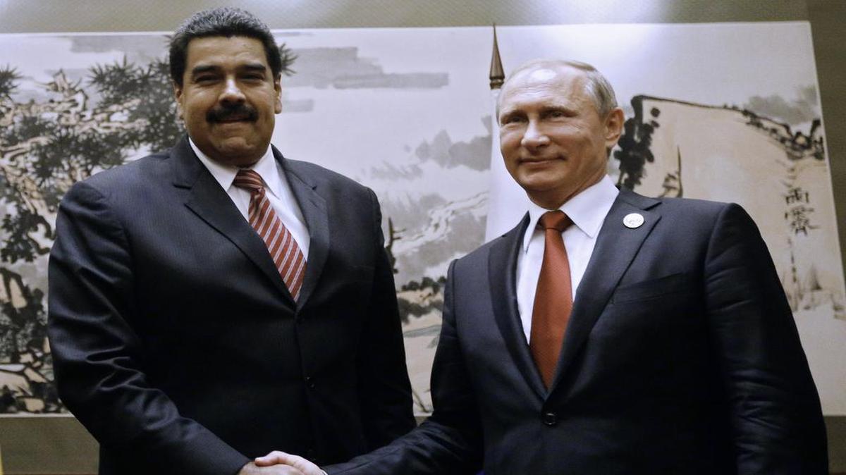 
Los presidentes Nicolás Maduro (Venezuela) y Vladimir Putin (Rusia), se reúnen en Pekín, el 3 de septiembre de 2015. 
