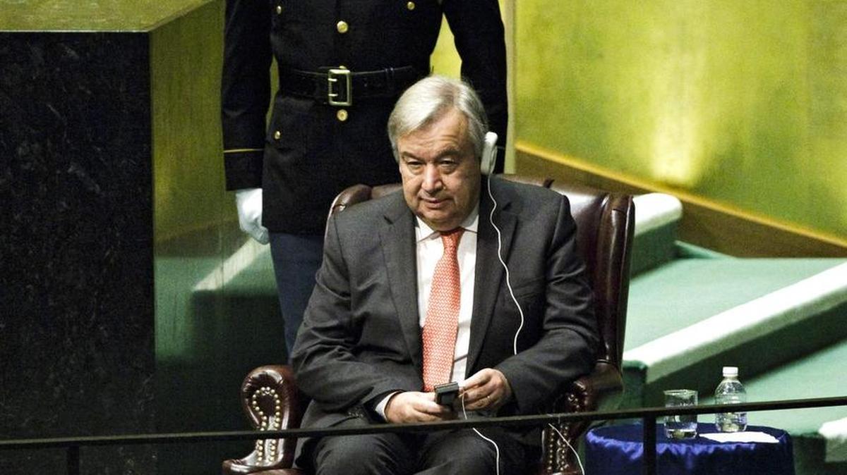 El recién designado Secretario General de la ONU, António Guterres, escucha un discurso después de ser elegido por la Asamblea General, en la sede de la Organización de las Naciones Unidas en Nueva York, Estados Unidos, hoy, 13 de octubre de 2016.