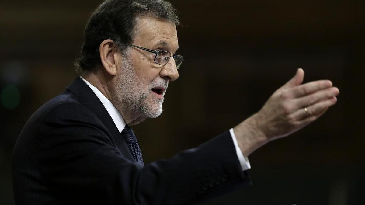 El presidente del Gobierno en funciones, Mariano Rajoy, responde a las intervenciones del diputado de En Comú Xavier Domènech, el líder de IU, Alberto Garzón, y la diputada de En Marea, Alexandra Fernández, durante la segunda jornada del debate de la investidura del candidato del PP, Mariano Rajoy, que se celebra en el Congreso de los Diputados.