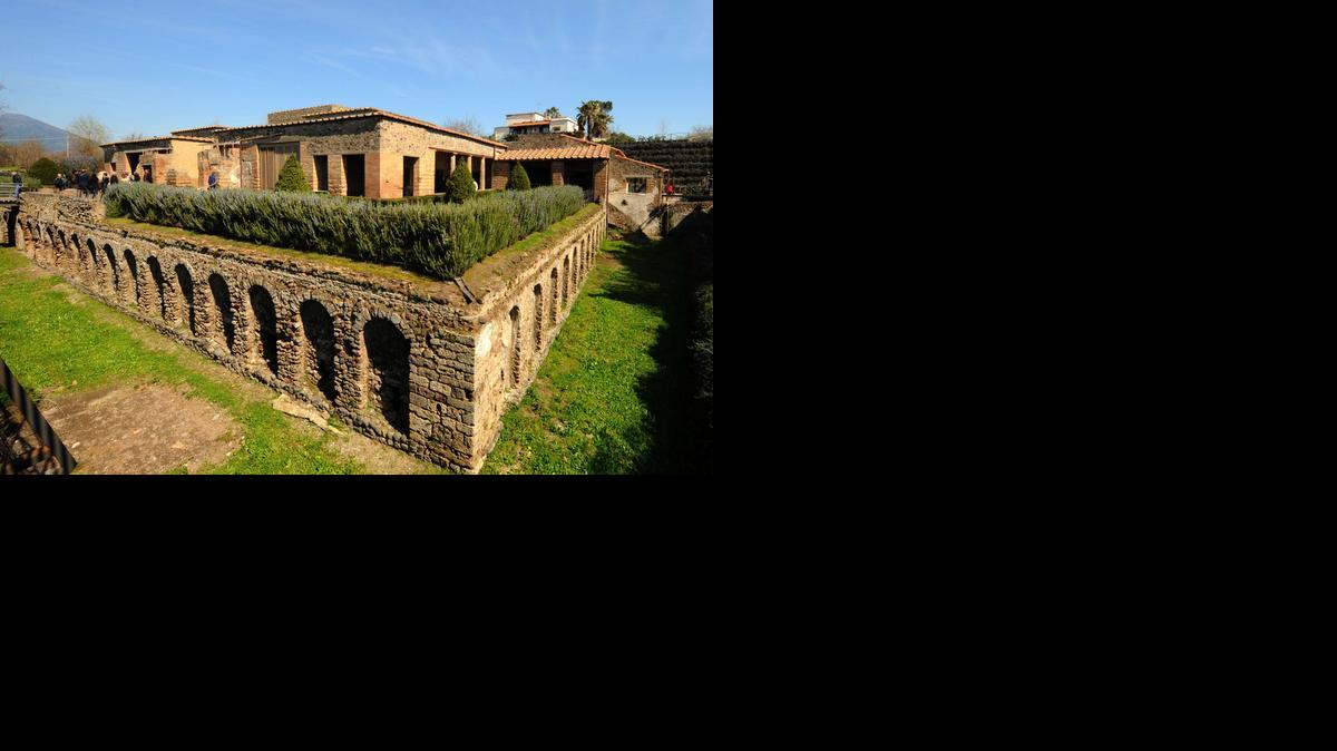 
Los enigmáticos personajes que recorren desde hace más de dos milenios los muros de la “Villa de los Misterios”, en Pompeya, parecen más vivos que nunca tras un proceso de restauración con el que Italia “restituye al mundo uno de sus tesoros”.
