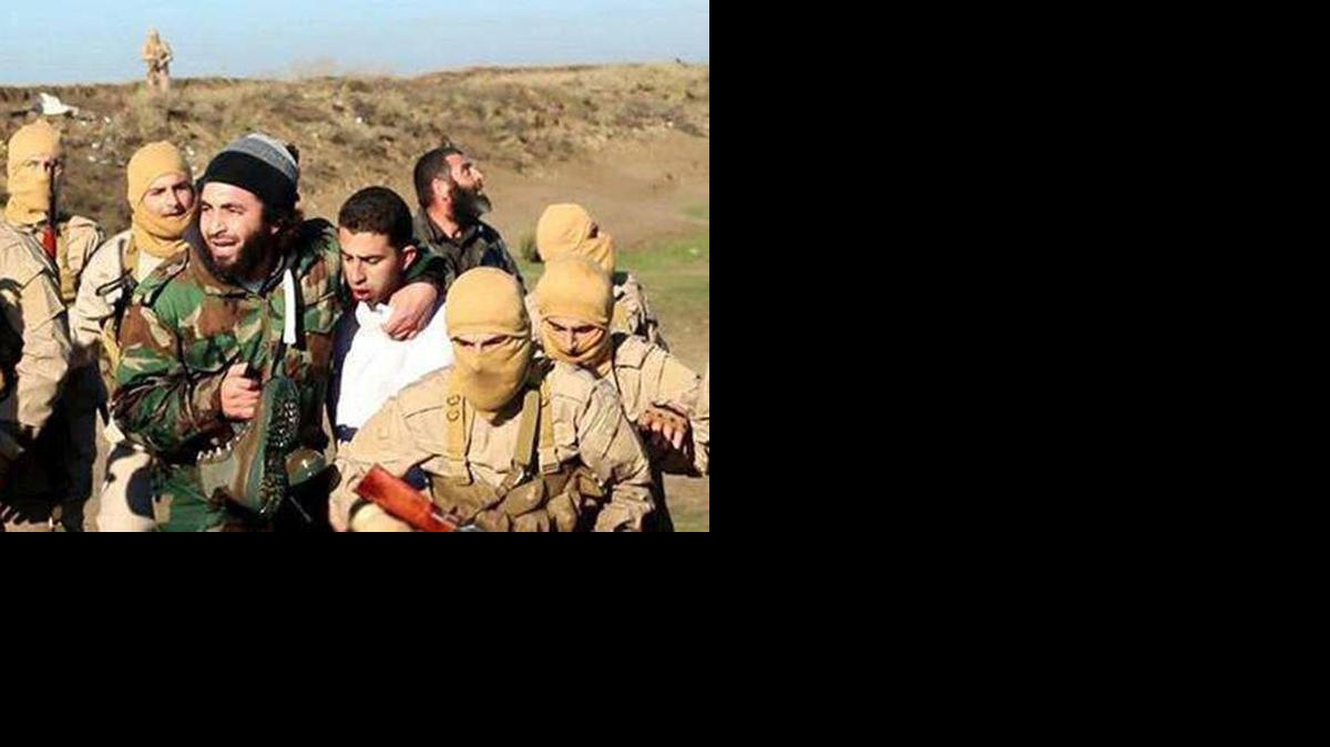 <cutline_leadin>Varios miembros</cutline_leadin> del EI junto al piloto, Muaz Kasabeh (cen.), que pilotaba el primer avión de la coalición internacional que ha sido derribado, este miércoles.