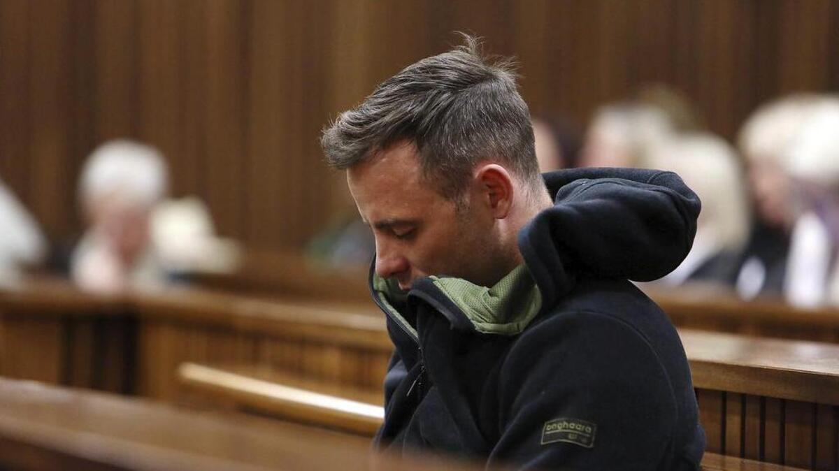 El atleta paralímpico Oscar Pistorius reacciona en la sala del Tribunal Superior de Pretoria.